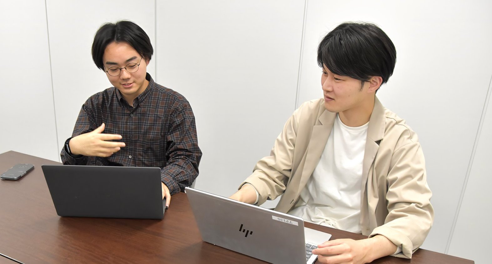ノートパソコンを並べて勉強会をする社員