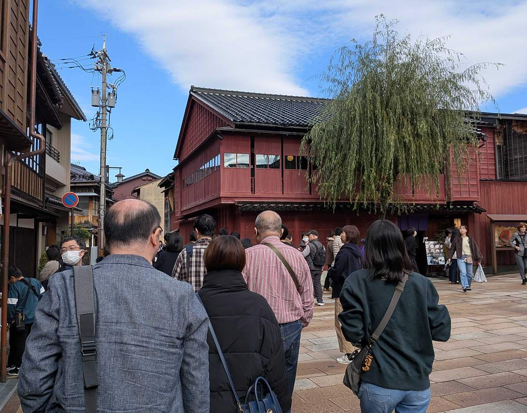 社員旅行で金沢の街並みを散策する社員