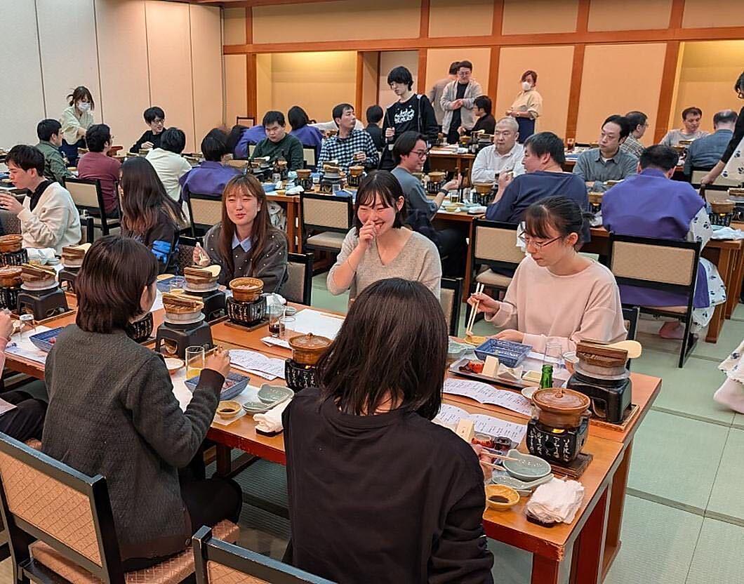 忘年会で食事を囲む社員